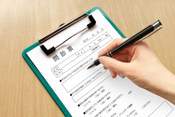 問診票を記入する