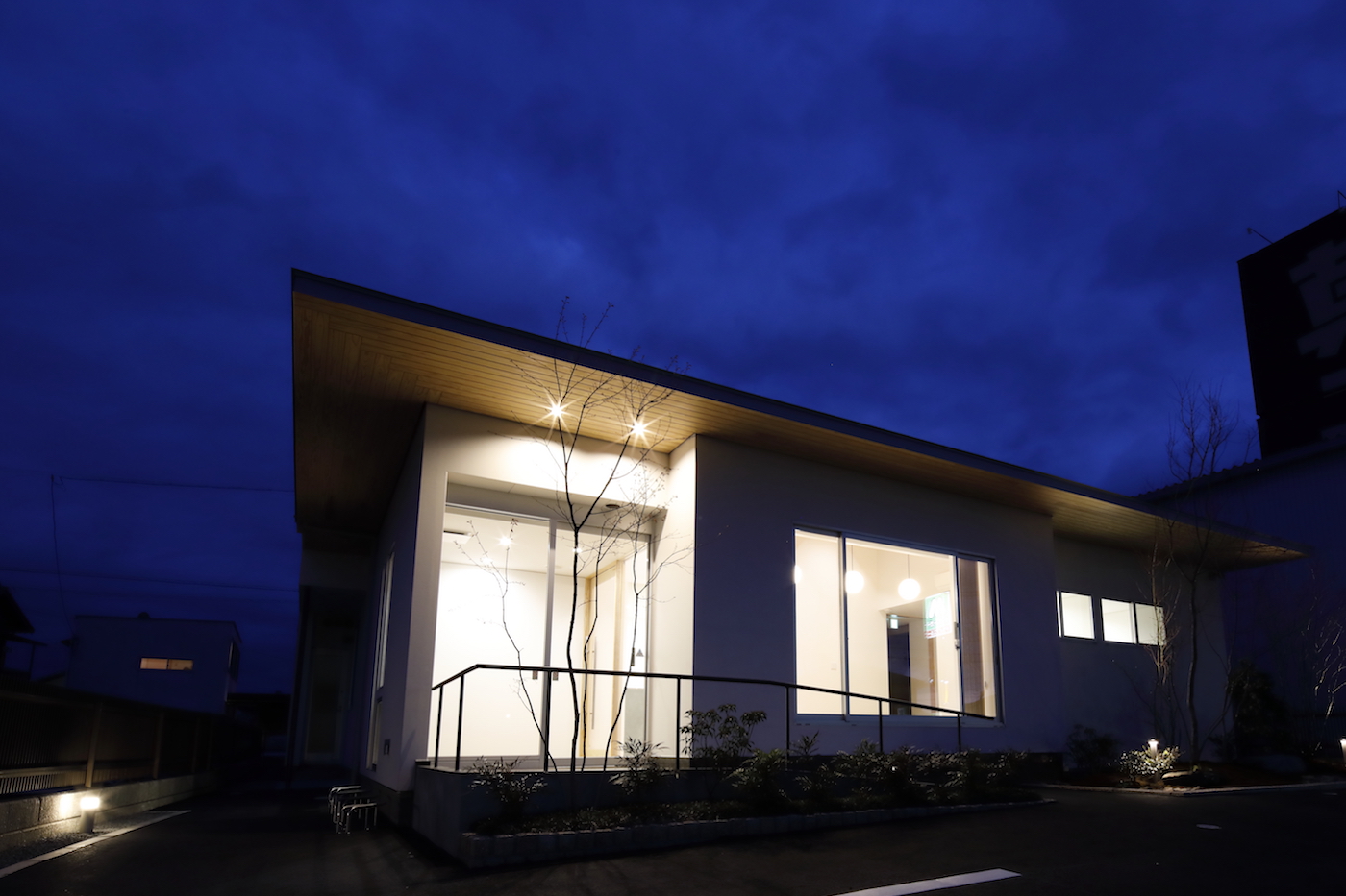 松下歯科オーラルクリニック夜の外観